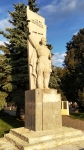 Монумент у входа в парк