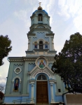 Главный вход в храм и колокольня