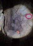 За рюкзачком лаз вниз, В кружочке подсказка для поиска.