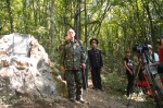 На открытии восстановленного знака с рассказом об Акмечетском отряде выступает Е. Б. Мельничук.
