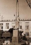 Установка памятника. Фотография взята с сайта pastvu.com