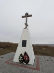Памятниый крест на месте Храма