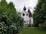 В саду Марфо-Мариинской обители