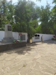 Памятник Подройкину и Трюте, справа табличка, на которой кол-во похороненных
