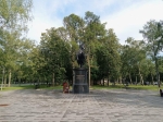Общий вид сквера и памятника, 24 июля 2025 года