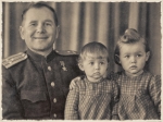 Фёдор Матвеевич с дочерьми, 1947 год