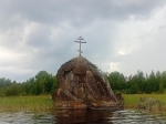 Поклонный крест на камне "Малый монах" на озере Вуокса