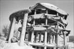 1970 год. Еще есть доступ в подвал и видна часть колонн.