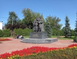 Общий вид памятника и сквера летом 2021 года