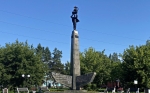 Памятник, посвященный 50-летию завода имени Ленинского комсомола, фото 2025 года