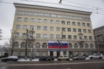 Барельеф закрыт триколором