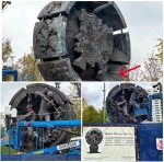 Установка памятника. Стрелка указывает на ошибочный барельеф