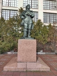 Памятник Валентине Гризодубовой на Кутузовском проспекте