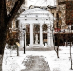 Красивая ротонда рядом)