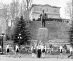 Пионеры отдают салют Вождю!
