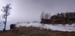 Здесь свернуть на тропу к петроглифам