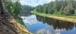 У реки хорошее место для отдыха
