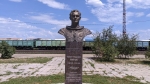 Бюст возле вокзала