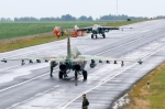 Су-25 ВВС Беларуси на аэродромном участке дороги