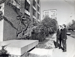 1975 год. Монумент у проходной электрозавода, 8 шаг.