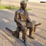  Пабло в шлепанцах на лавке